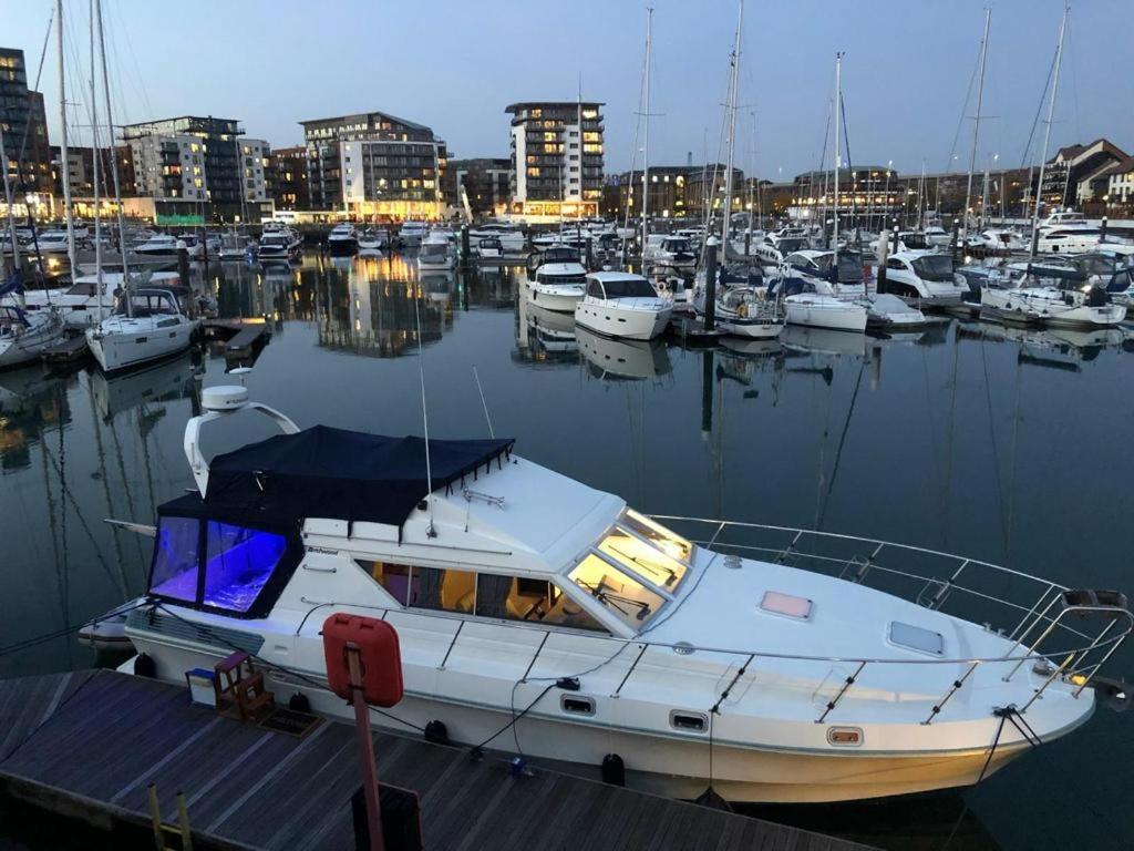 Luxury 40 Foot Yacht On 5 Star Ocean Village Marina Southampton - Minutes Away From City Centre And Cruise Terminals - Free Parking Included Bagian luar foto